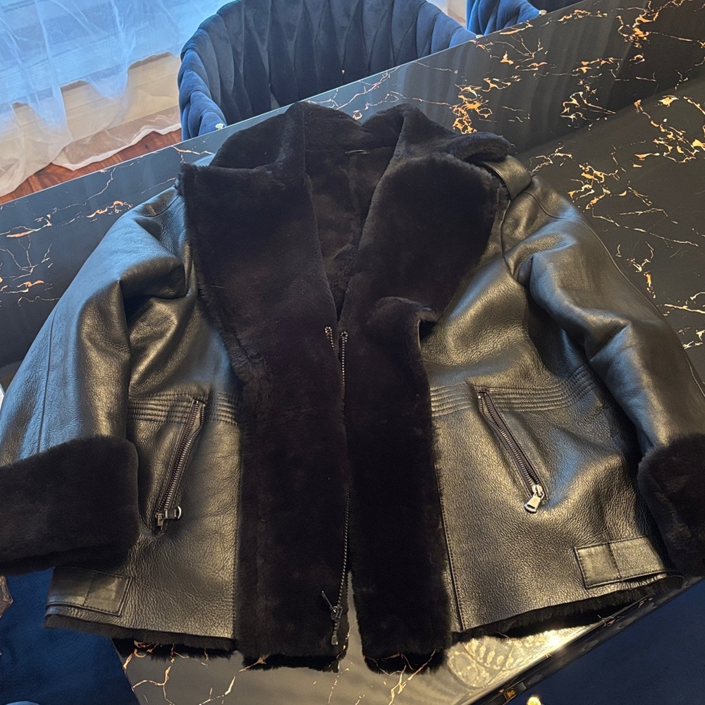 Luxurious Black Shearling Jacket - Picture 5 of 8